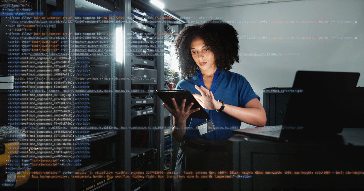 Eine Frau mit einem Tablet vor Netzwerk Racks Eine Frau mit einem Tablet vor Netzwerk Racks